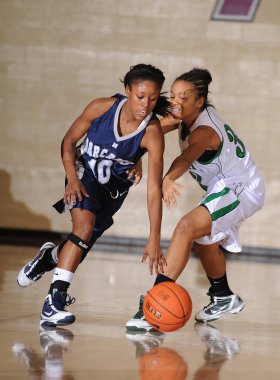 Kızlar lise basketbol oyun eylem bir Nike turnuvasında.