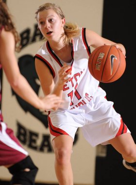 Kızlar lise basketbol oyun eylem bir Nike turnuvasında.