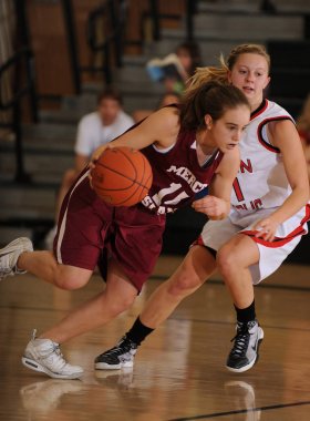 Kızlar lise basketbol oyun eylem bir Nike turnuvasında.