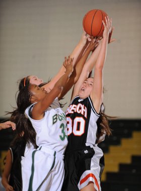 Kızlar lise basketbol oyun eylem bir Nike turnuvasında.
