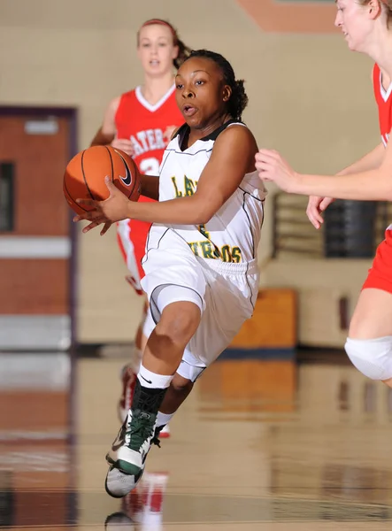 Kızlar lise basketbol oyun eylem bir Nike turnuvasında.
