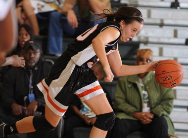 Kızlar lise basketbol oyun eylem bir Nike turnuvasında.