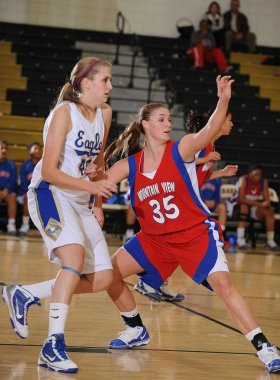 Kızlar lise basketbol oyun eylem bir Nike turnuvasında.