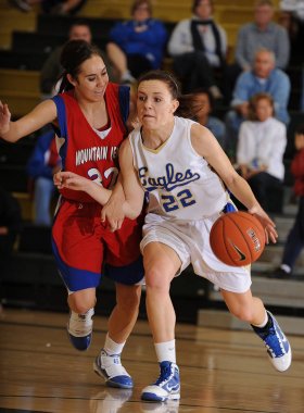 Kızlar lise basketbol oyun eylem bir Nike turnuvasında.