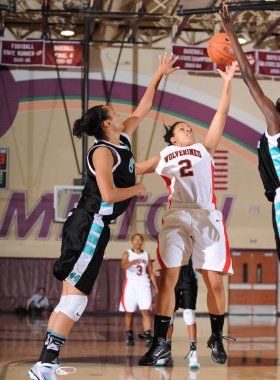 Kızlar lise basketbol oyun eylem bir Nike turnuvasında.