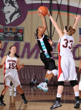 Kızlar lise basketbol oyun eylem bir Nike turnuvasında.