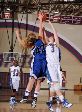 Kızlar lise basketbol oyun eylem bir Nike turnuvasında.