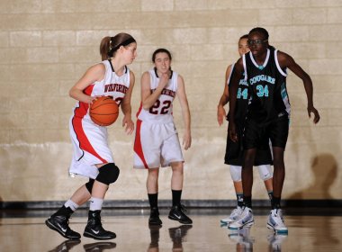 Kızlar lise basketbol oyun eylem bir Nike turnuvasında.