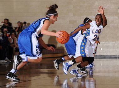 Kızlar lise basketbol oyun eylem bir Nike turnuvasında.