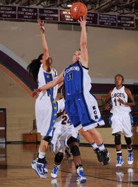 Kızlar lise basketbol oyun eylem bir Nike turnuvasında.