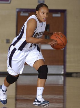 Kızlar lise basketbol oyun eylem bir Nike turnuvasında.