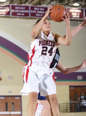 Kızlar lise basketbol oyun eylem bir Nike turnuvasında.