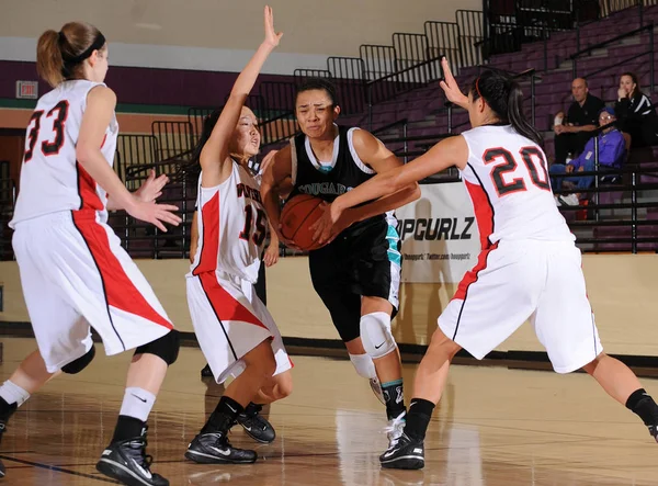 Kızlar lise basketbol oyun eylem bir Nike turnuvasında.