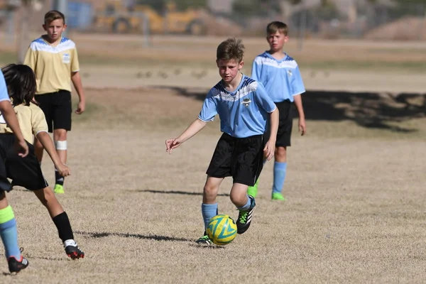 アメリカ南西部の8 10歳の男の子サッカーゲームアクション — ストック写真