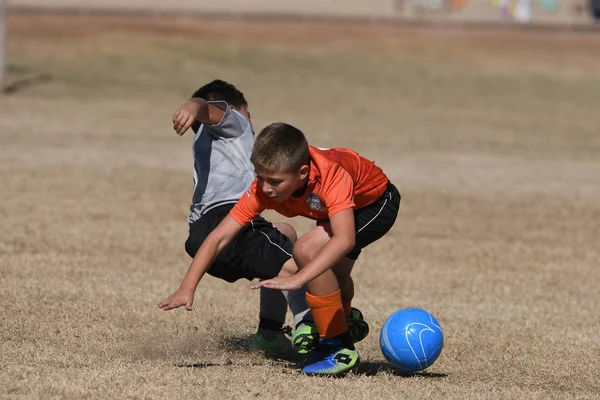 アメリカ南西部の8 10歳の男の子サッカーゲームアクション — ストック写真