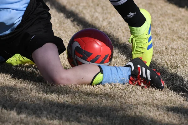 Chicos Corriendo Pateando Pelota Fútbol Cerca Acción Los Equipos Fútbol — Foto de Stock