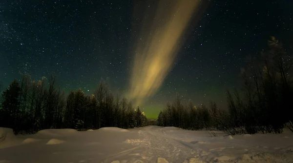 Az Aurora, az északi fény, a "pasori", a "aurora borealis — Stock Fotó