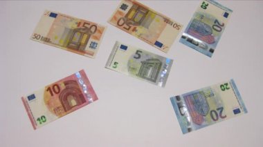 Beyaz arka plan üzerinde görünen euro banknot
