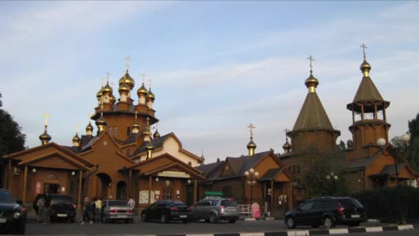 Chiesa dedicata a Vera, Nadezhda, Lyubov e la loro madre Sophia la sera — Video Stock