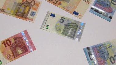 Beyaz arka plan üzerinde görünen euro banknot