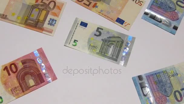 Eurobankbiljetten tegen de witte achtergrond verschijnen — Stockvideo