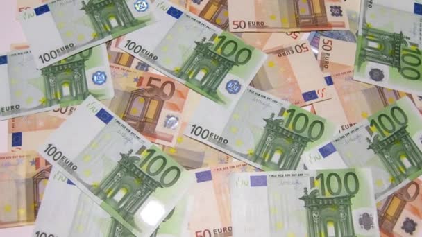 Beyaz arka plan üzerinde kaybolan euro banknot — Stok video