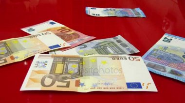 Bir kırmızı cam yüzey üzerinde görünen euro banknot