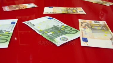 Bir kırmızı cam yüzey üzerinde görünen euro banknot