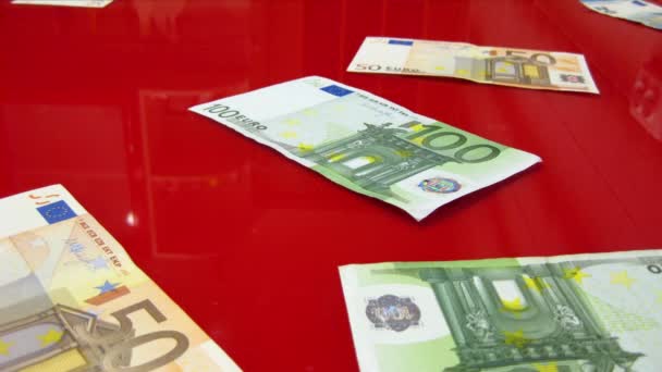 Eurosedlar som förekommer på en röd glasyta — Stockvideo
