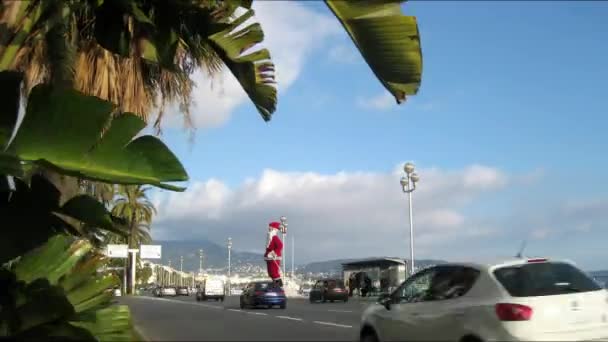 Kerstman en palmbomen in Nice op een winderige dag — Stockvideo