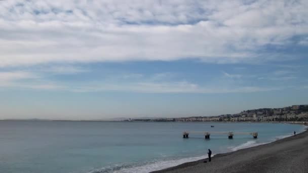 Una comune mattina d'inverno sulla spiaggia di Nizza Filmato Stock