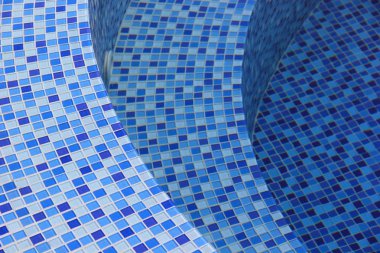 Yüzme havuzunda eğri adımları