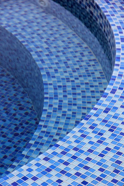 Passos curvos na piscina — Fotografia de Stock