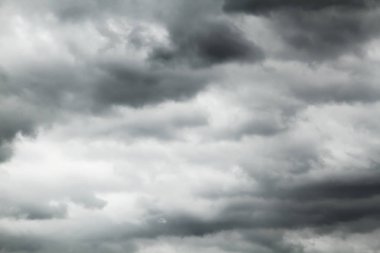 gökyüzünde kara bulutlar