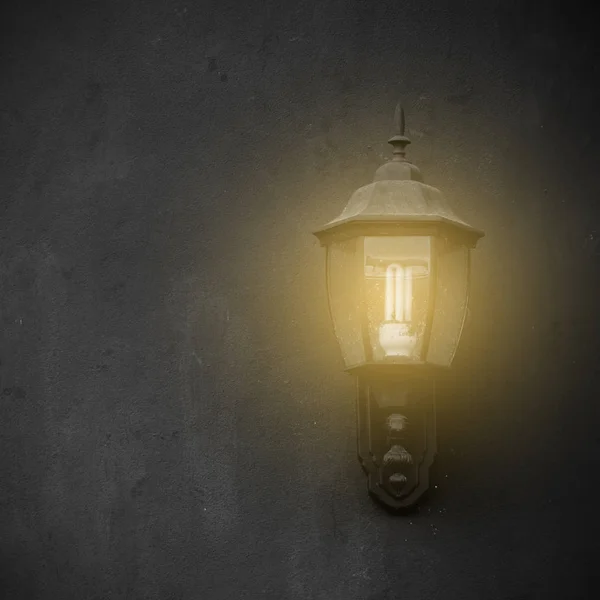 Лампа на цементной стене — стоковое фото