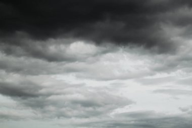 gökyüzünde kara bulutlar