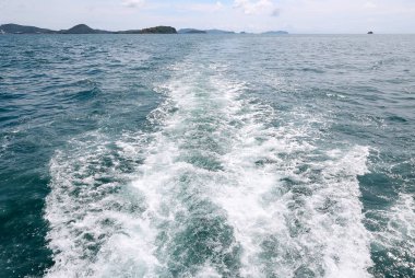 Sürat teknesi tarafından yapılan dalga okyanus