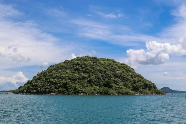 Isola in mare con nuvola — Foto Stock