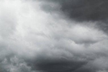 gökyüzünde kara bulutlar