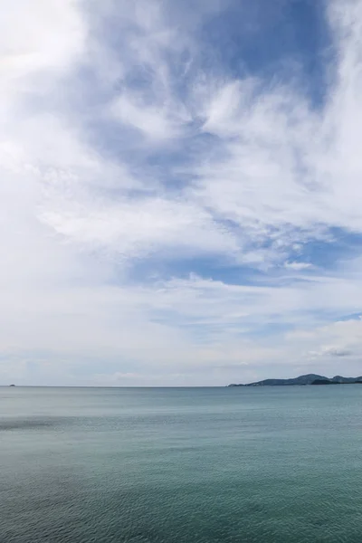 Isla en el mar con nube —  Fotos de Stock