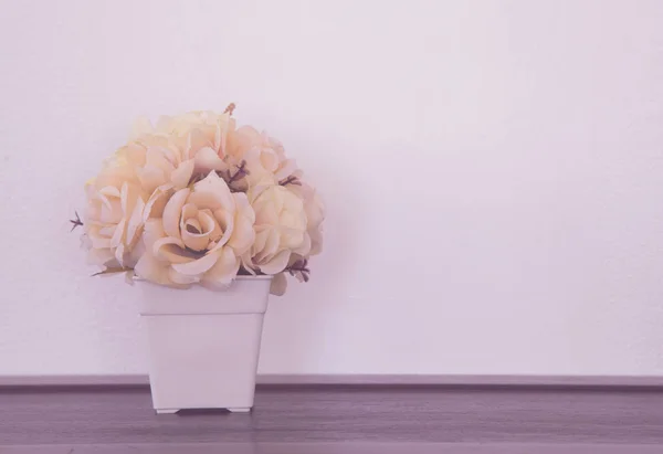 Vase de fleurs artificielles en plastique — Photo