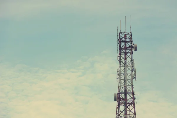 Tour de communication sur un ciel bleu — Photo