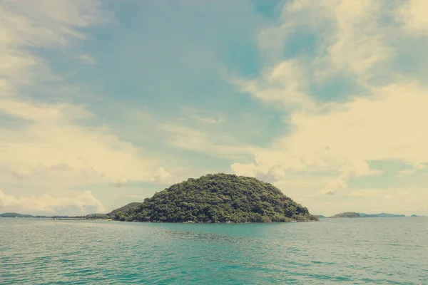 Isola in mare con nuvola — Foto Stock