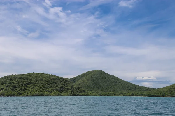 Pulau di laut dengan awan — Stok Foto