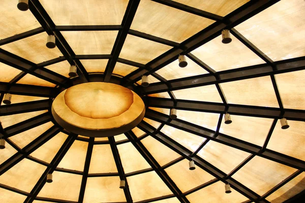 屋根の下で円の構造と背景 — ストック写真