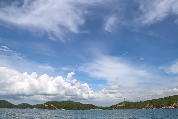 雲と海の島 — ストック写真