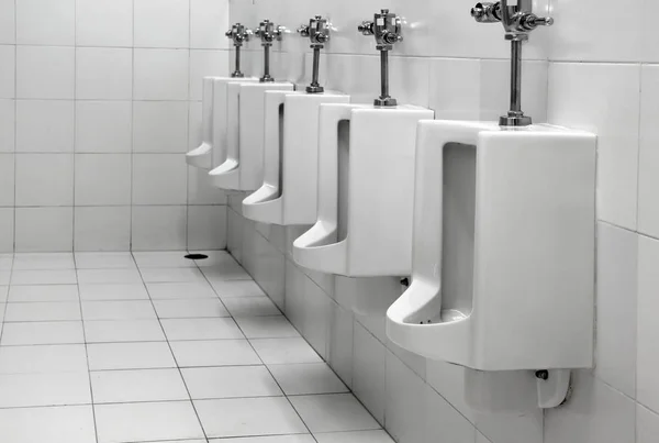 Urinos de fileira em banheiro público — Fotografia de Stock