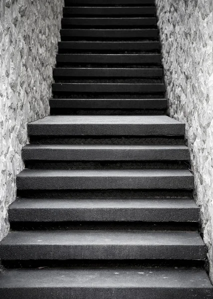 Лестница с каменной стеной — стоковое фото