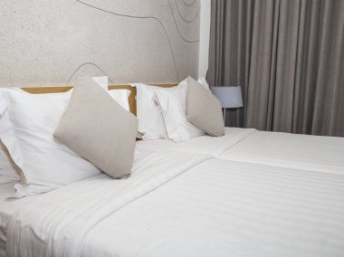 Yastık yatak ve lamba