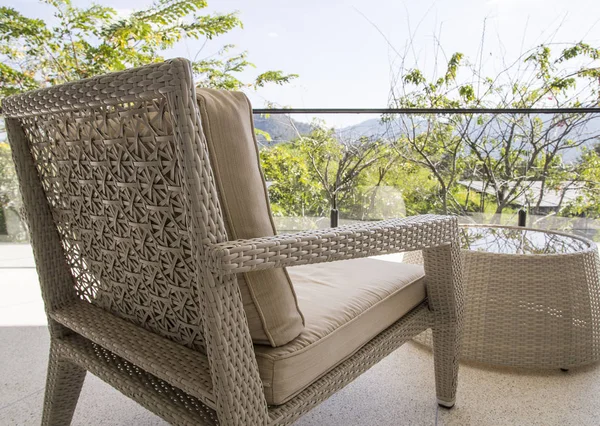 Chaise en osier avec vue sur la terrasse — Photo